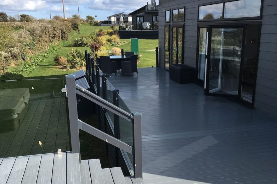 Teal Lodge Cornwall - Luxury 2-bed Lodge with hot tub & heated indoor pool