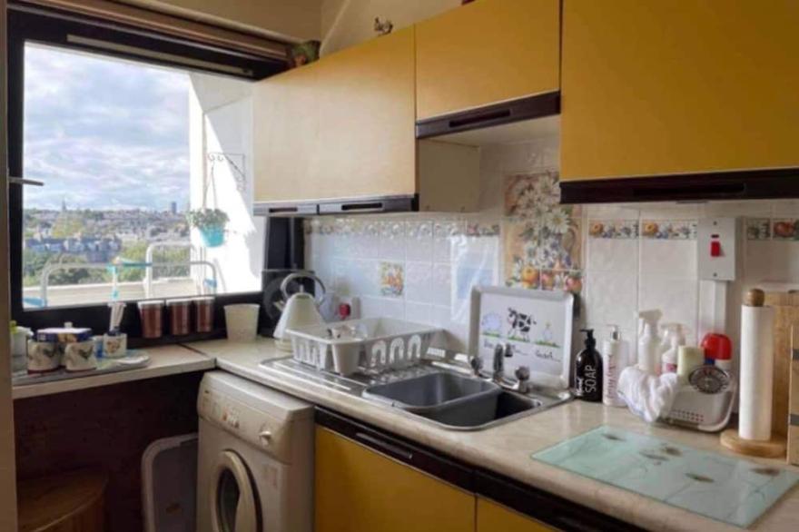 Aberdeen City Centre Apartment With Private Balcony and free fast fibre wifi.