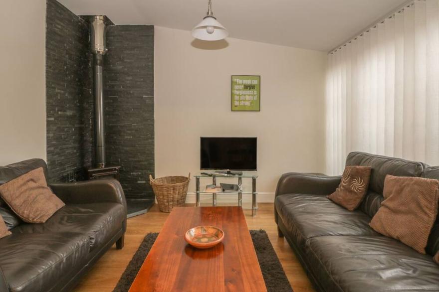 ELMWOOD COTTAGE, family friendly, with open fire in Great Ayton