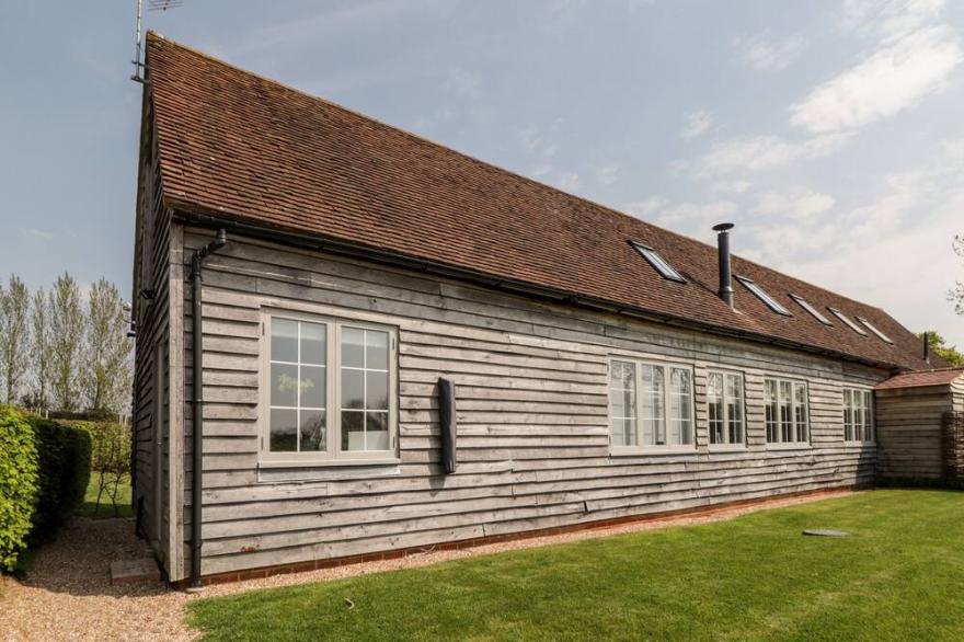 JASMINE, pet friendly, character holiday cottage in Iden