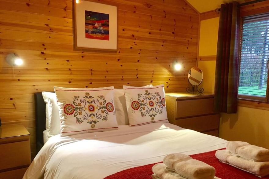 Lovely Riverside Lodge for two, by romantic Pucks Glen in the Argyll Forest Park