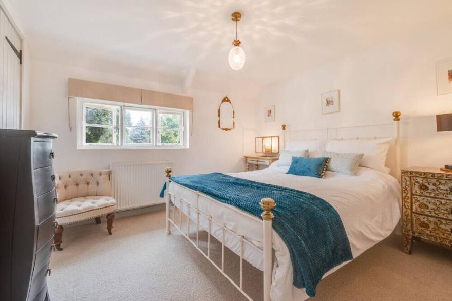 Pineapple Cottage - Two Bedroom House, Sleeps 3