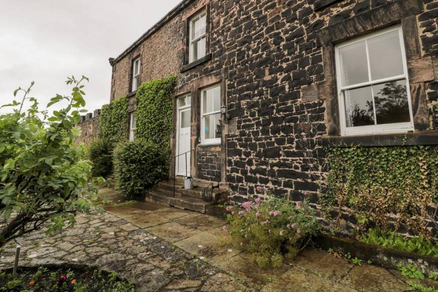 JUBILEE HOUSE, pet friendly, with a garden in Embleton