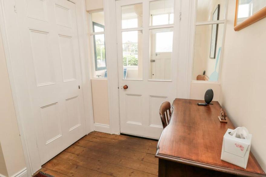 JUBILEE HOUSE, pet friendly, with a garden in Embleton