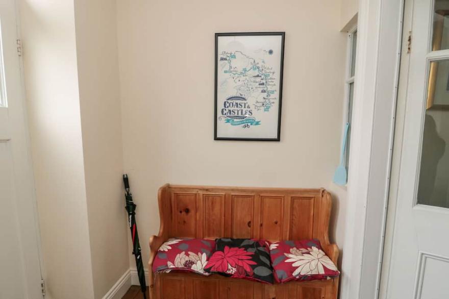 JUBILEE HOUSE, pet friendly, with a garden in Embleton