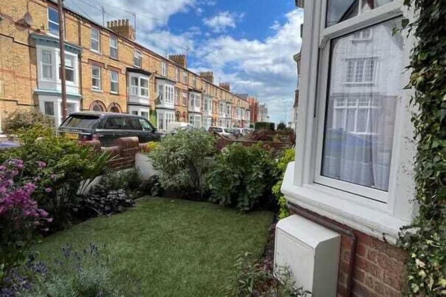 Kinsley House - Beautifully Grand three storey house
