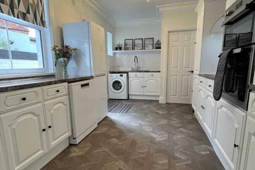 Kinsley House - Beautifully Grand three storey house