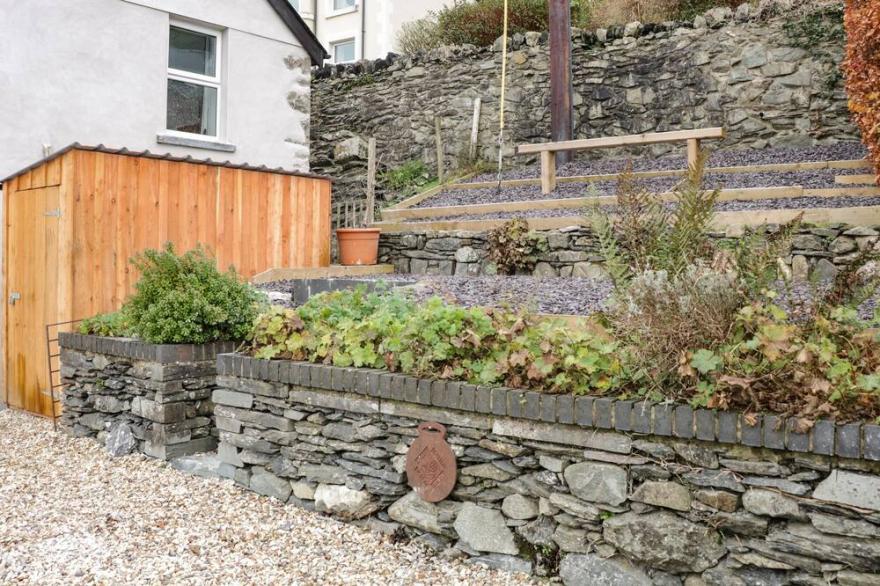 2 TAN Y FEDW, pet friendly, country holiday cottage in Trefriw