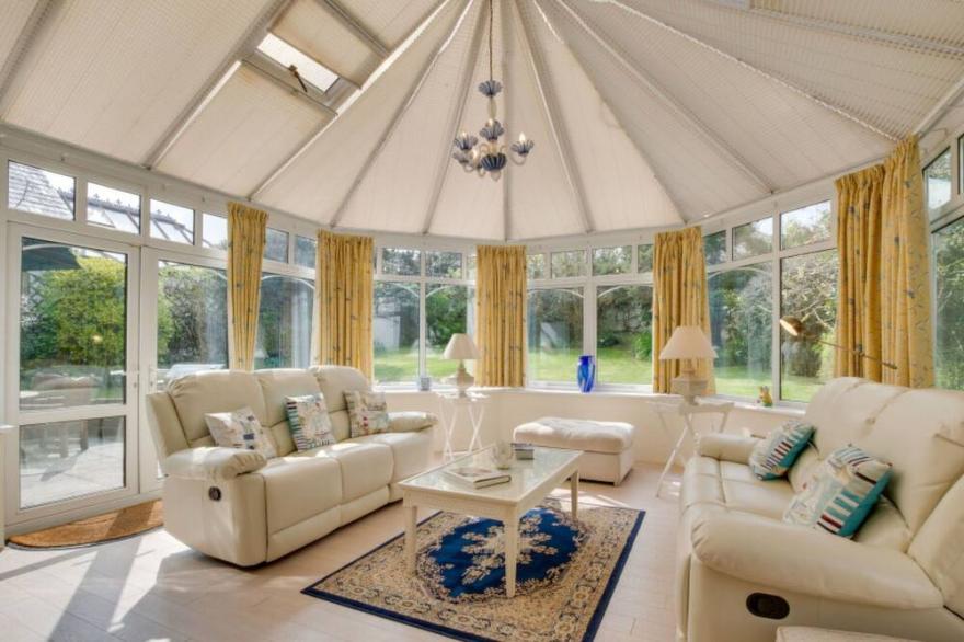 Beautiful private villa for 6 guests with WIFI, TV, patio, pets allowed and parking
