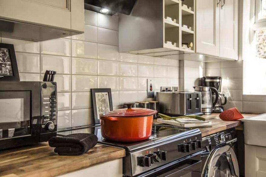 HUGE North London 6 Bed Home, sleeps 16. Free Parking