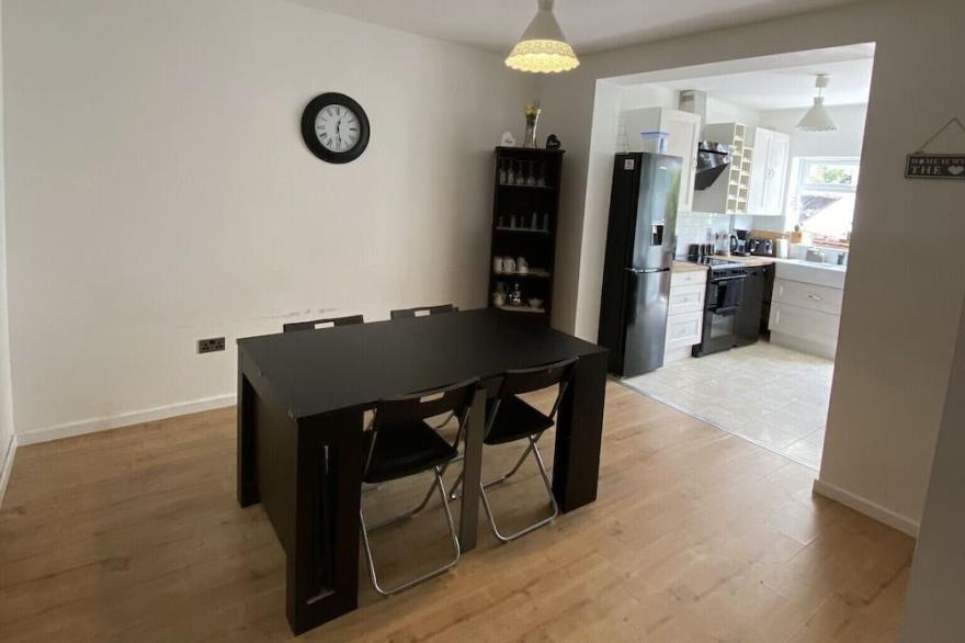HUGE North London 6 Bed Home, sleeps 16. Free Parking
