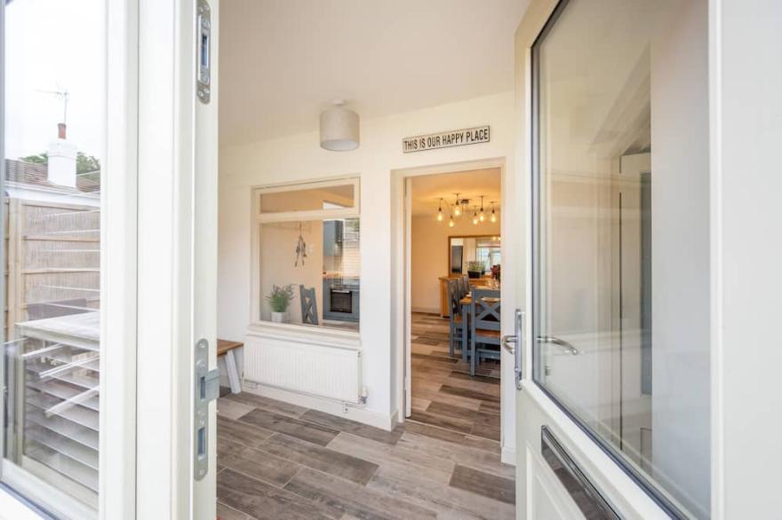 Eastgate Cottage and Hideaway is a beautiful luxury coastal retreat offering spectacular front-line