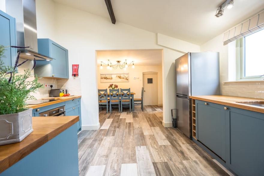Eastgate Cottage and Hideaway is a beautiful luxury coastal retreat offering spectacular front-line