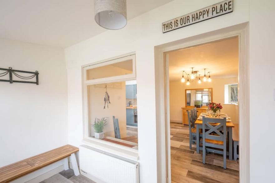 Eastgate Cottage and Hideaway is a beautiful luxury coastal retreat offering spectacular front-line