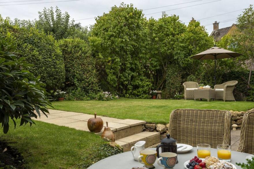 Harrowby End is an attractive thatched roof property