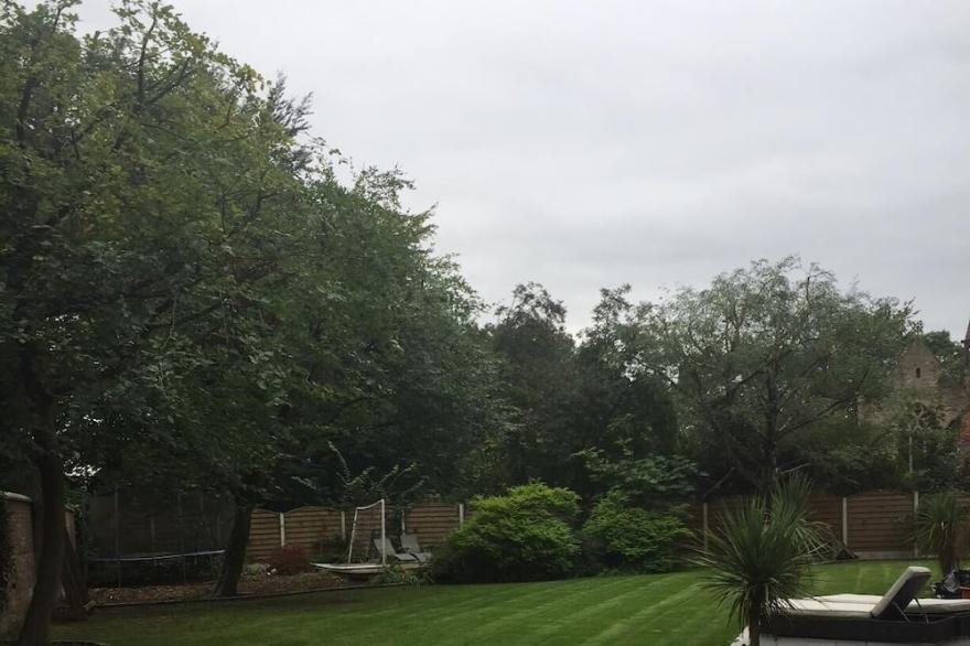 THE LODGE BY THE PARK - Set in the grounds of an old 18th century vicarage.