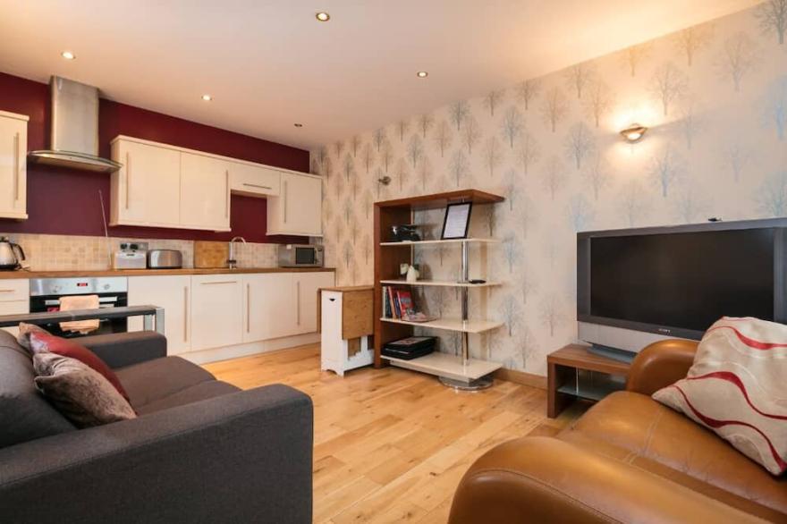 THE LODGE BY THE PARK - Set in the grounds of an old 18th century vicarage.