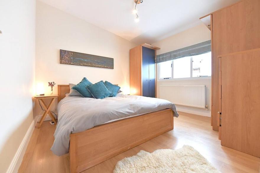 Gorgeous 3BD Cottage in the Heart of Guildford