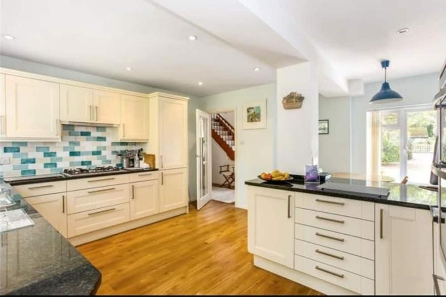 Luxury 5 bed house, 3 min walk to Fleet, Hampshire centre. Country walks, pubs.