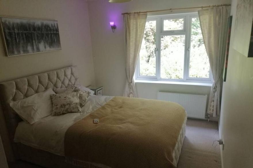 Luxury 5 bed house, 3 min walk to Fleet, Hampshire centre. Country walks, pubs.