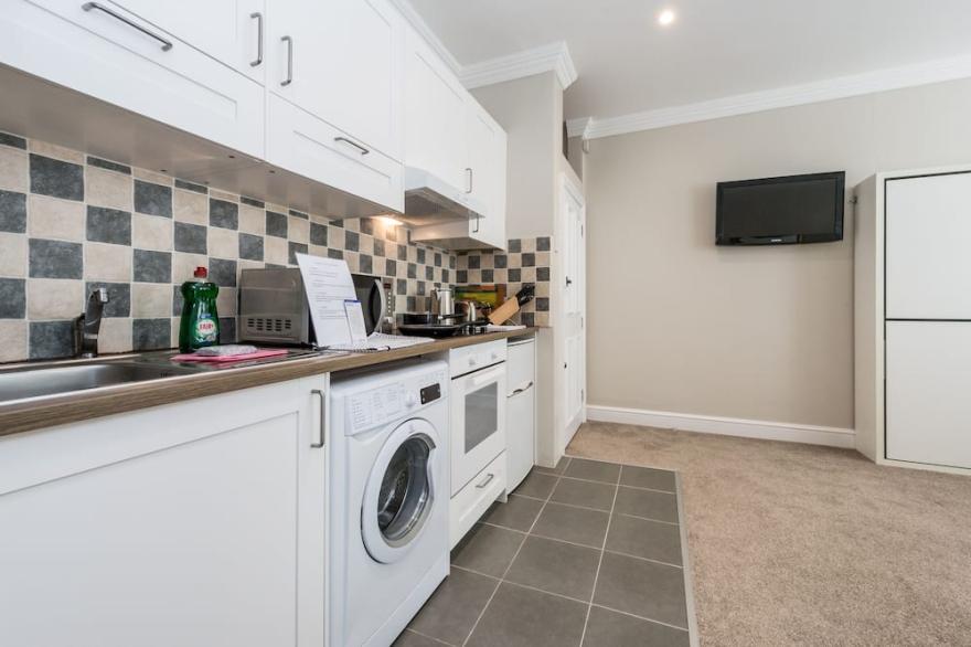 Chic Flat-sleeps up to 6 !-12 minutes(tube)to Oxford Street.,parking on street