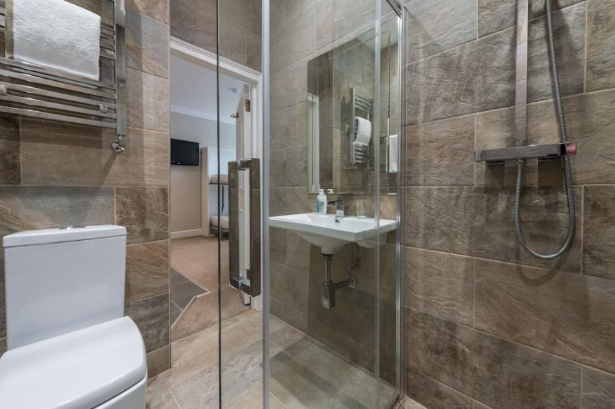 Chic Flat-sleeps up to 6 !-12 minutes(tube)to Oxford Street.,parking on street
