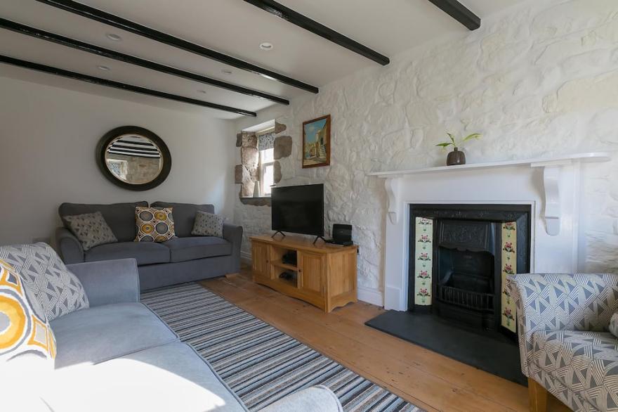 Maranatha - Central St Ives - Sleeps 8 - Parking - Pet Friendly
