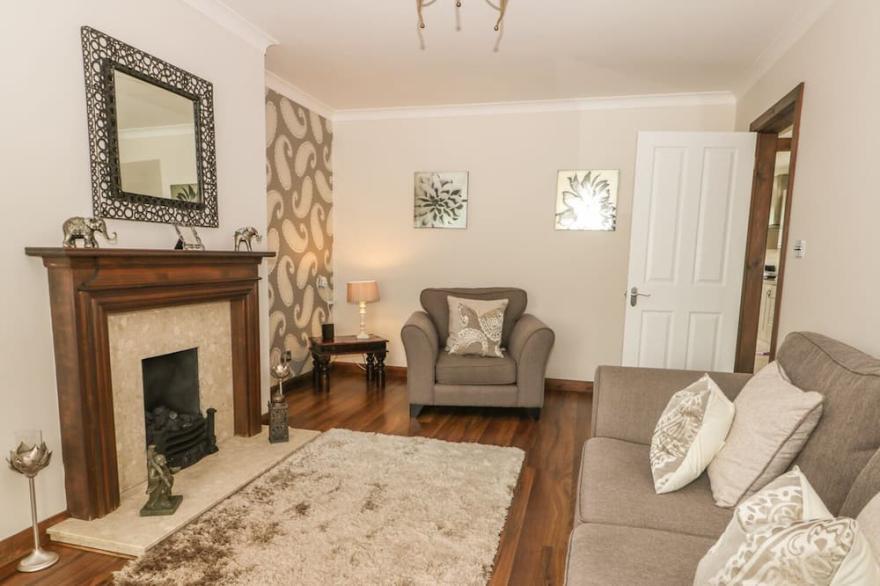LILLY MAY COTTAGE, pet friendly, with a garden in Flamborough