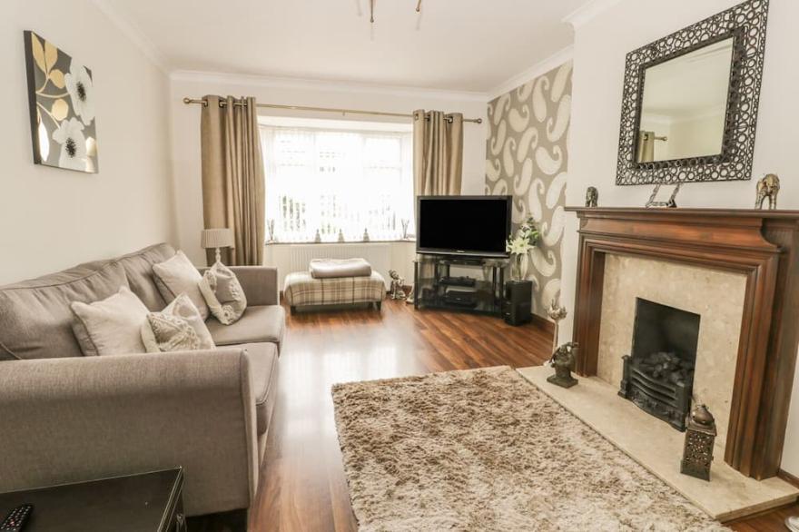 LILLY MAY COTTAGE, pet friendly, with a garden in Flamborough
