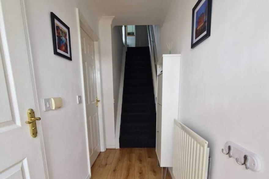 Riverside Home. 3 Bedroom. Free Parking. 10 mins to Newcastle Centre