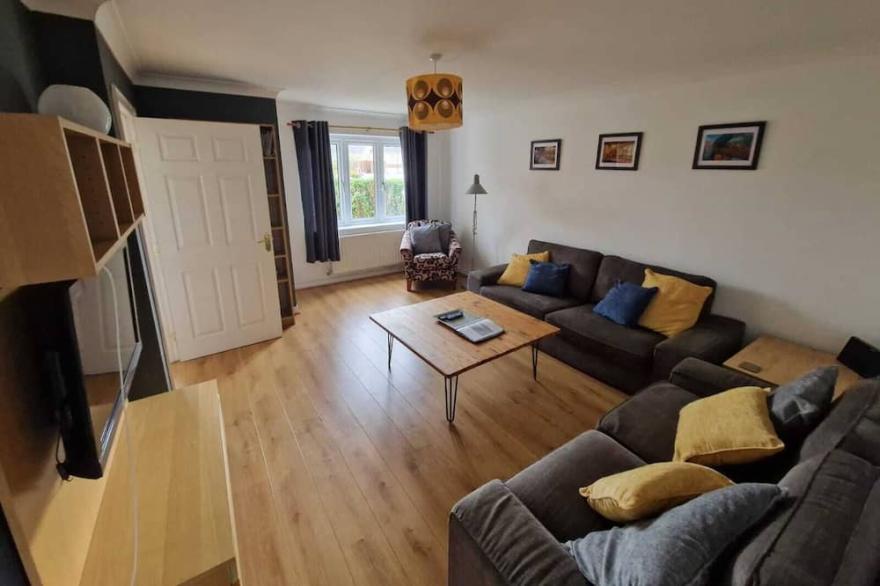 Riverside Home. 3 Bedroom. Free Parking. 10 mins to Newcastle Centre