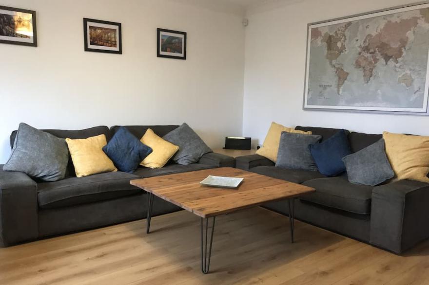 Riverside Home. 3 Bedroom. Free Parking. 10 mins to Newcastle Centre