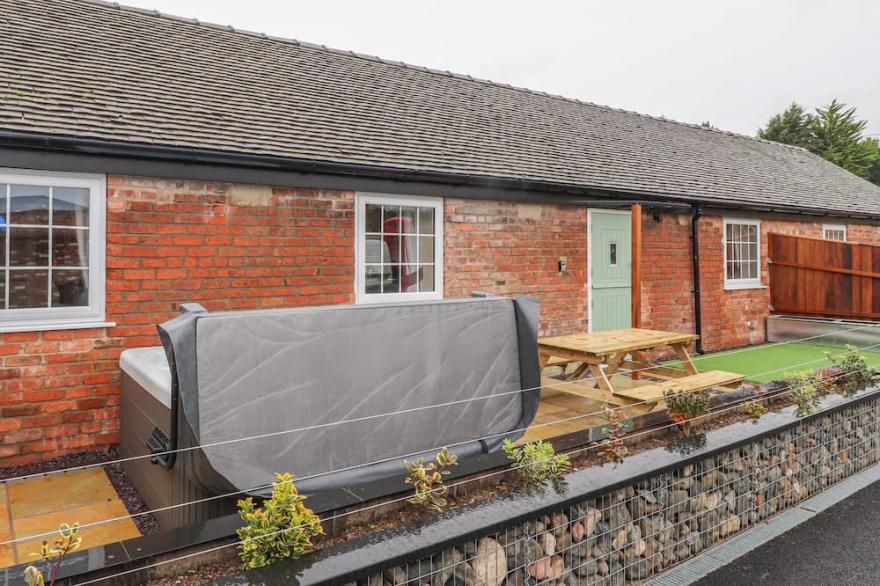 THE SHIPPON, family friendly, character holiday cottage in Chester
