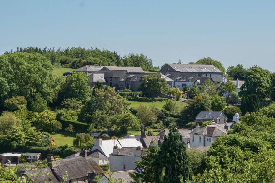 LINNEY COTTAGE, pet friendly, with a garden in Dittisham