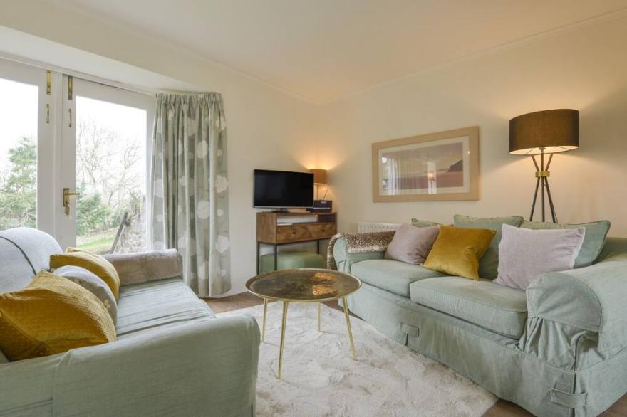 LINNEY COTTAGE, pet friendly, with a garden in Dittisham