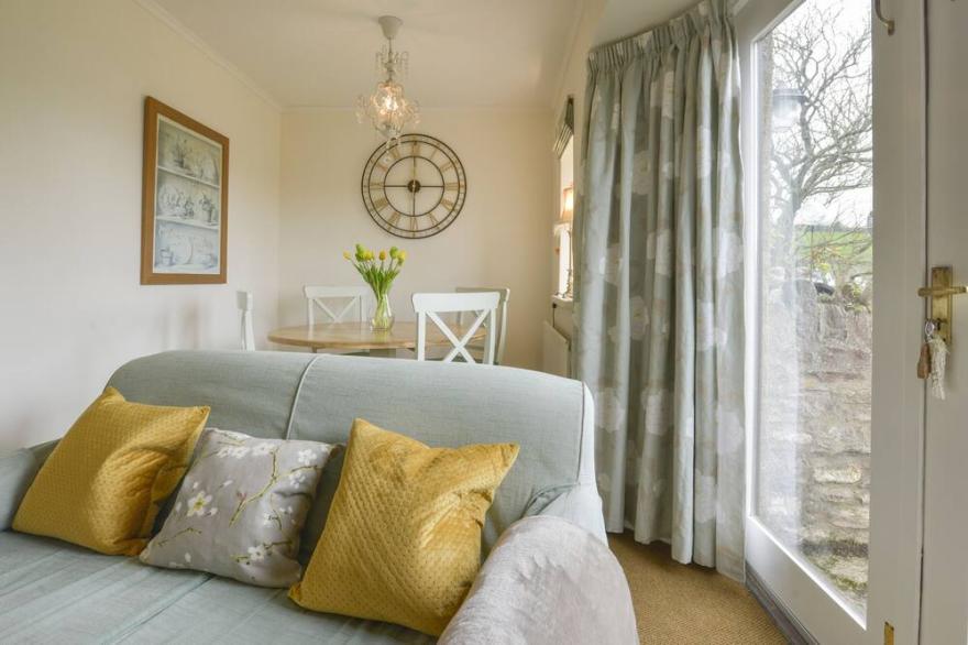 LINNEY COTTAGE, pet friendly, with a garden in Dittisham