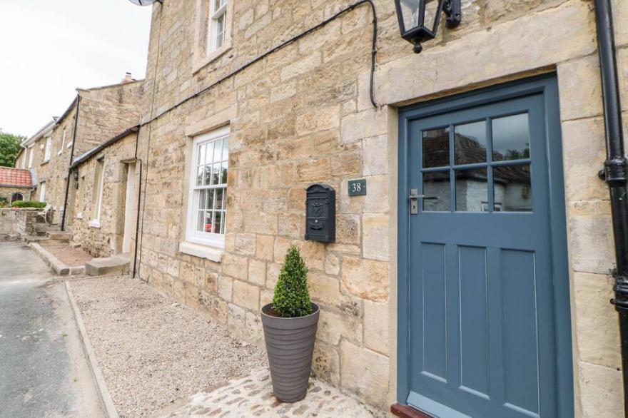 DUCK COTTAGE, pet friendly, character holiday cottage in Melsonby