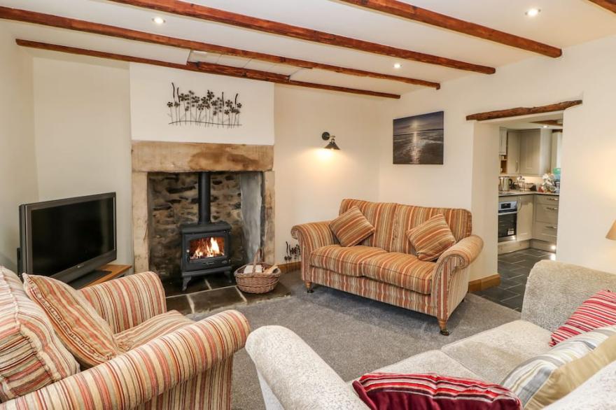DUCK COTTAGE, pet friendly, character holiday cottage in Melsonby