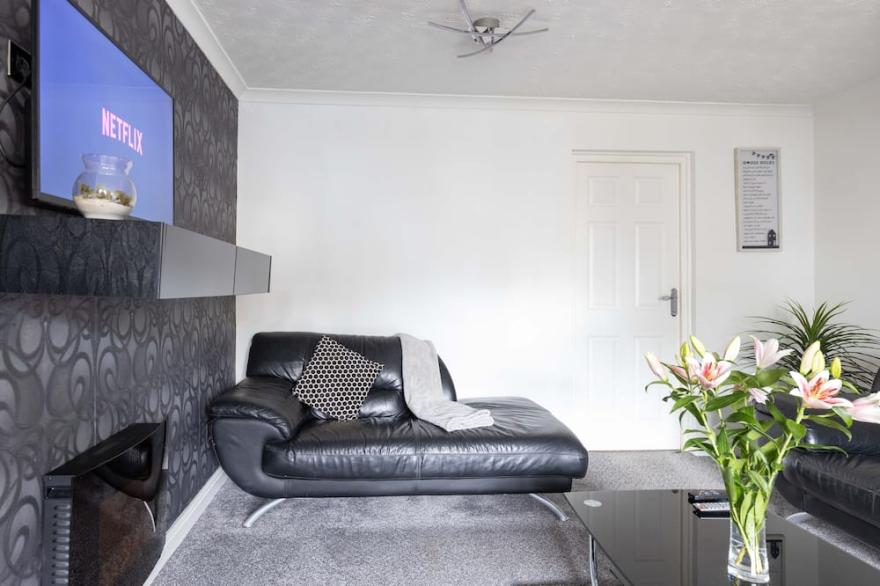 CAPRI 13 SA 3 Bed - 6 Guests - Close to Uni & M1 - Parking - Wifi - Smart TV
