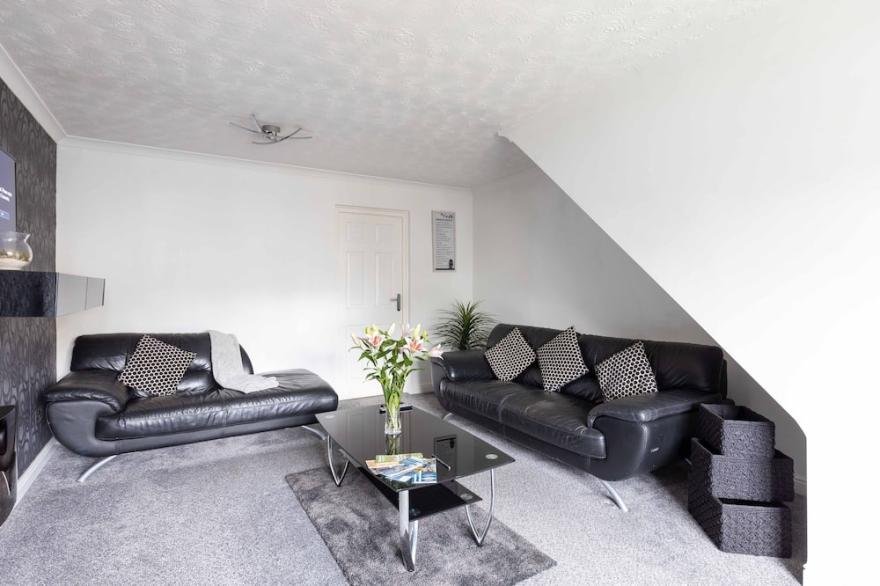 CAPRI 13 SA 3 Bed - 6 Guests - Close to Uni & M1 - Parking - Wifi - Smart TV