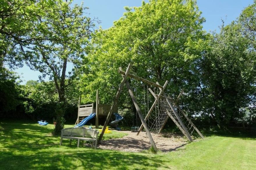 THE HAY BARN, pet friendly, character holiday cottage in Halwell