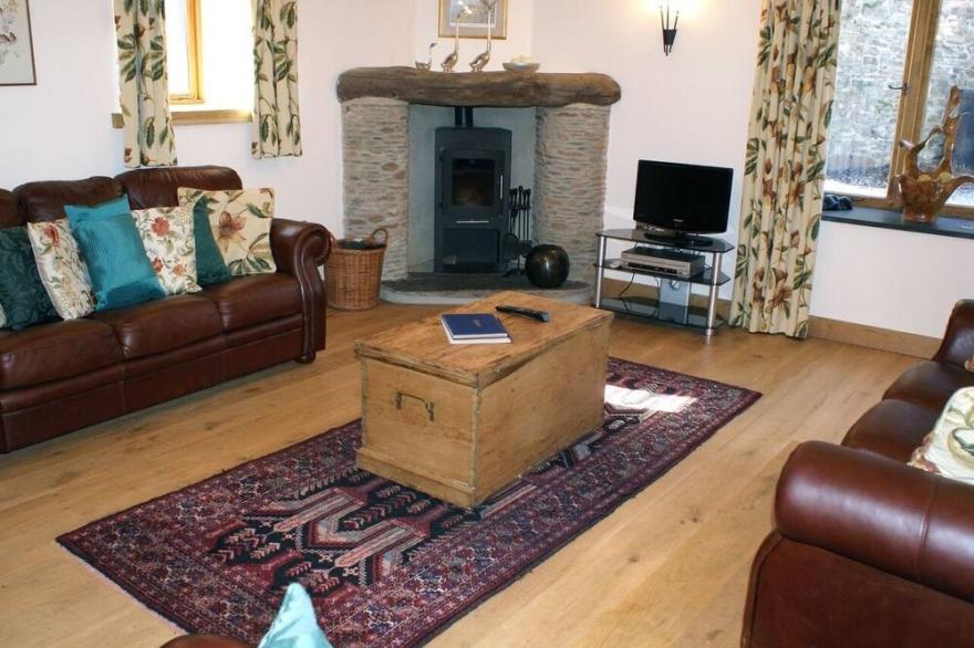 THE HAY BARN, pet friendly, character holiday cottage in Halwell