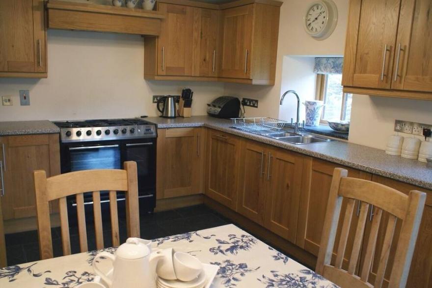 THE HAY BARN, pet friendly, character holiday cottage in Halwell