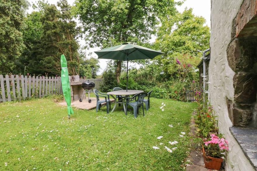 BADGER COTTAGE, family friendly, with open fire in Mawgan-In-Meneage