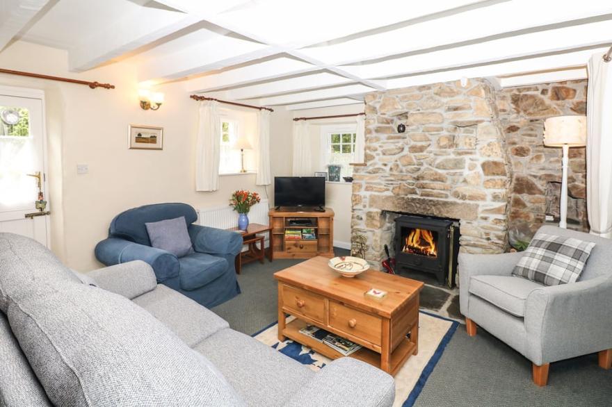 BADGER COTTAGE, family friendly, with open fire in Mawgan-In-Meneage