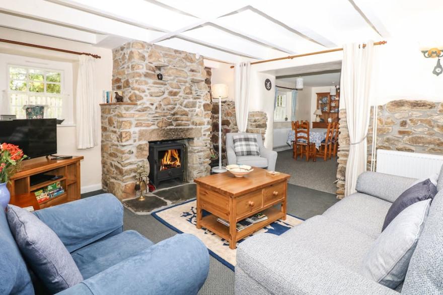 BADGER COTTAGE, family friendly, with open fire in Mawgan-In-Meneage