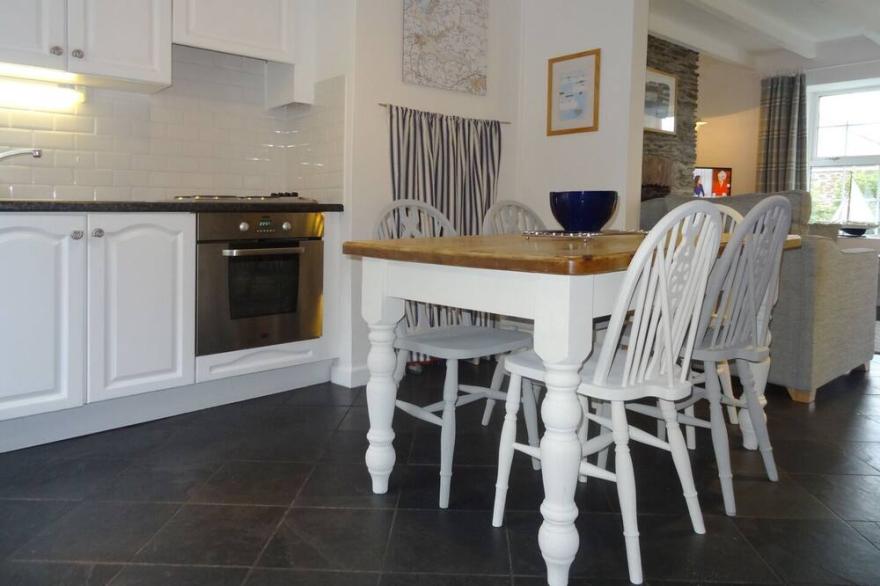 KINGFISHER COTTAGE, pet friendly, with open fire in Edmonton
