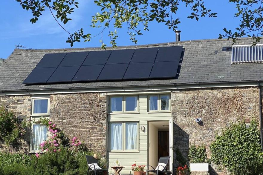 THE STONE BARN COTTAGE, pet friendly, with open fire in Holne