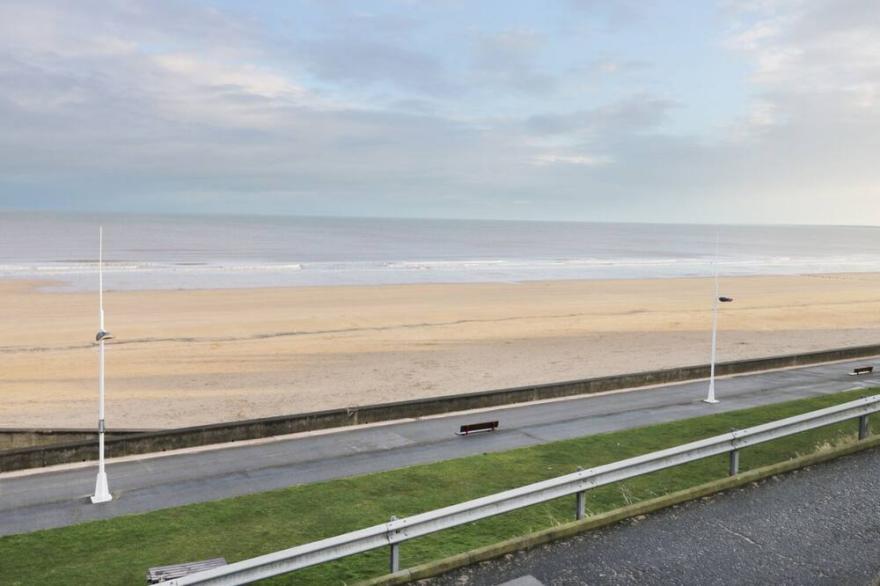 SANDY SHORE, pet friendly, character holiday cottage in Bridlington