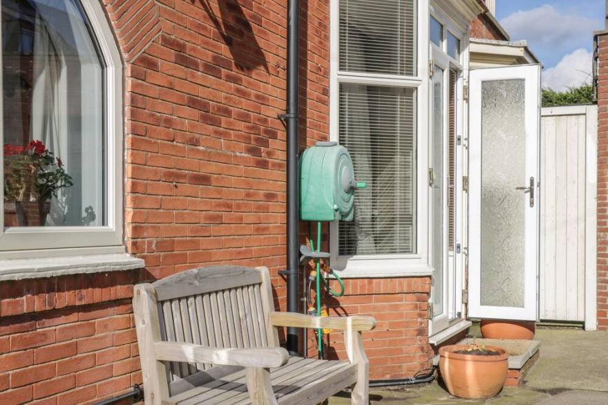 SANDY SHORE, pet friendly, character holiday cottage in Bridlington